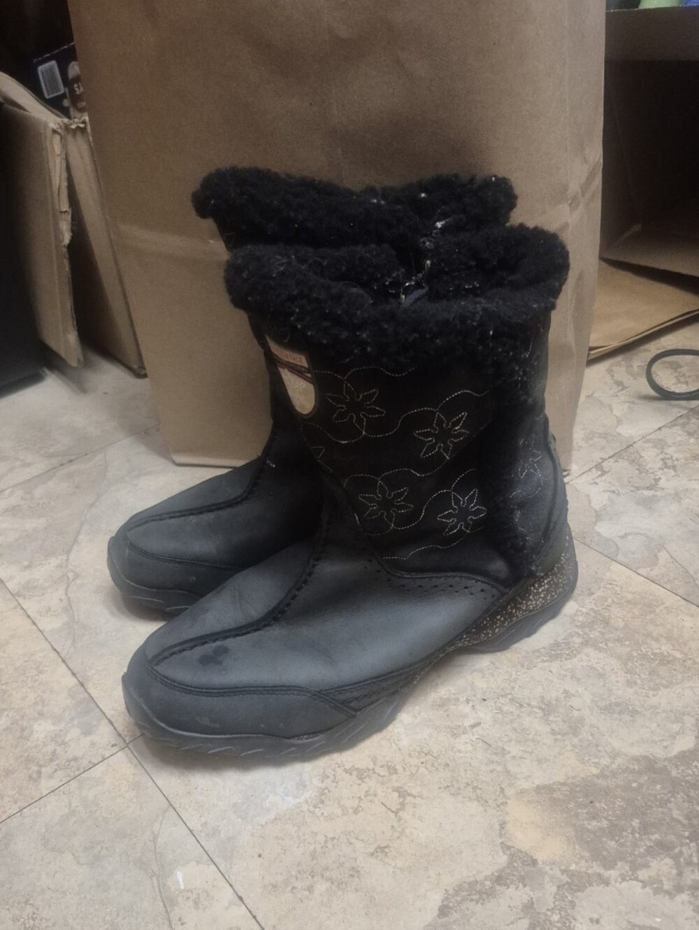 The North Face Women’s Winter Boots Size 8.5 Black Faux Fur Zip Winter Grip